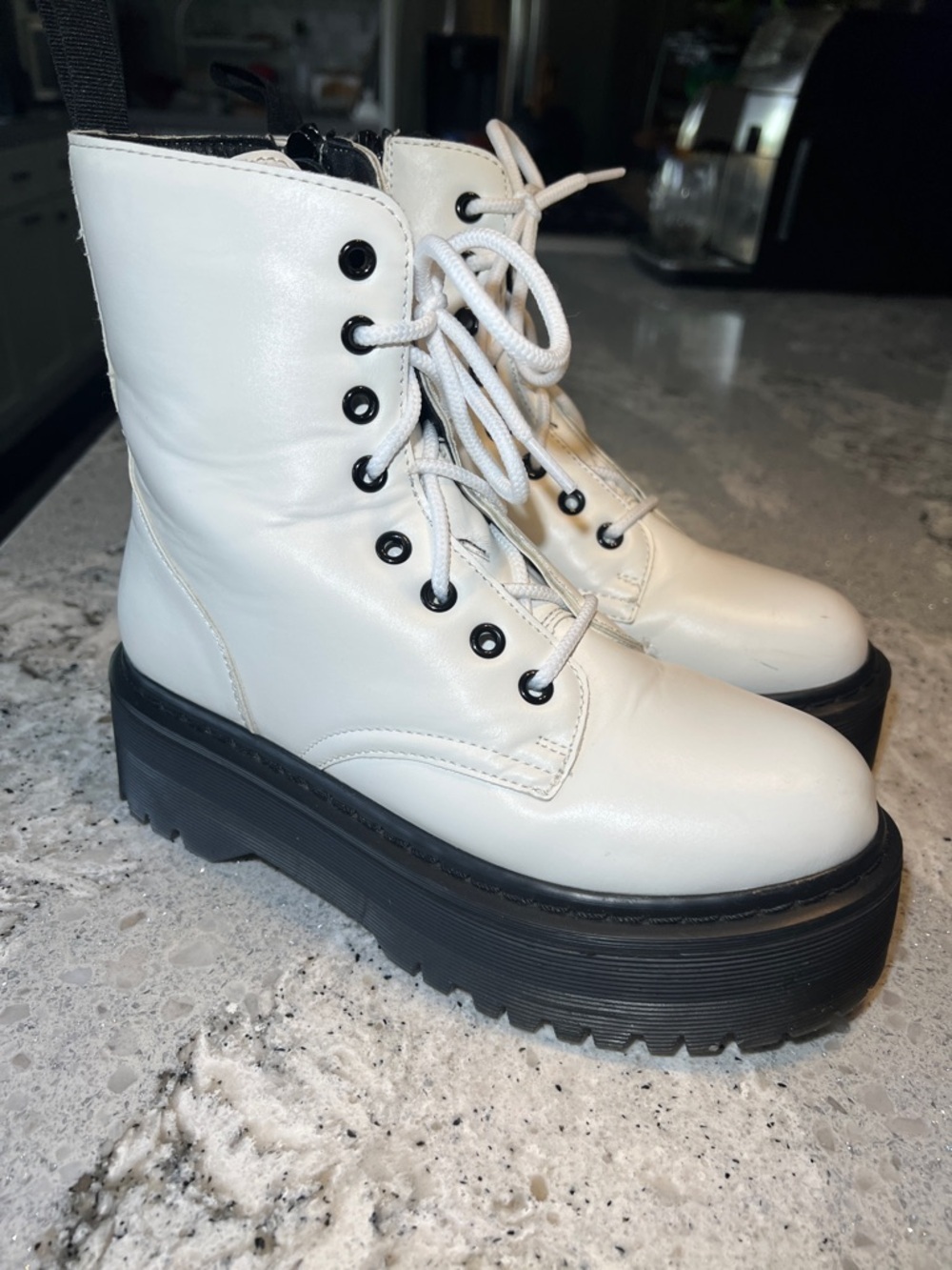 Cushionaire Daria White Lace-Up Combat Boots – Size 6.5 – Excellent Condition